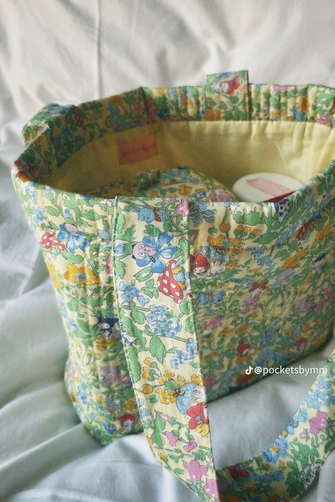 Sewed Makeup Bags, Sew A Bag, Sew Bag, Grandma Crafts, Natural Clothing, Pouch Sewing, Cute Sewing Projects, Diy Bag Designs, Textiles Projects