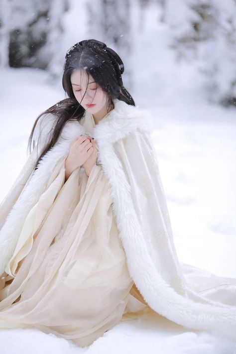 winter hanfu Chinese Dress Girl, Winter Hanfu, Recreate Famous Paintings, Korean Princess, Traditional Asian Dress, Warm Dress, Ancient Chinese Dress, Outfit Korean