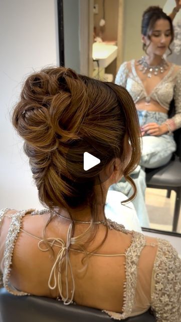 Muskan Manhas on Instagram: "Textured Top knot hairstyles tutorial 💗

.
Key tips that will help you achieve this look!

- @schwarzkopfin curl honey cream to reduce frizz and add shine. Use cream as you go!

- Use 2 inch pins to secure and 1.5 inch to detail

- Make sure the sides are swept back! Not going straight back. This will make it look for effortless!

- used curling rod size 25mm.

- use dust it powder to add more volume ✨

.
#hairstylist #hairstyles #tutorial #hairgoals #hairtutorial #topknotbun #topknot #updo #muskanmanhashairstylist #bunhairstyle" Hair Knots Tutorial, High Bun Tutorials, Side Swept Updo, Knot Hairstyles, High Updo, Curling Rods, Side Updo, Honey Cream, Top Knot Bun