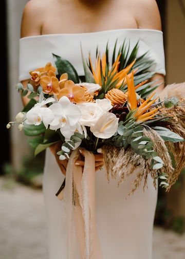 Palm Fronds Wedding Decor, Tropical Wildflower Bouquet, Tropical Boho Bouquet, Subtle Tropical Wedding, Tropical Wedding Bouquets Simple, Tropical Boho Wedding Decor, Tropical Wedding Photos, Neutral Tropical Wedding, Orange Tropical Wedding