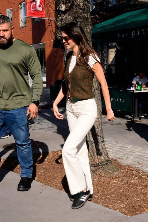 Kendall Jenner 9.21.22 Kendall Jenner Street Style Summer, Street Style Summer 2023, Style Summer 2023, Kendall Jenner Outfits Casual, Kendall Jenner Street Style, Kendall Style, Kardashian Outfit, Style 2023, Kendall Jenner Outfits