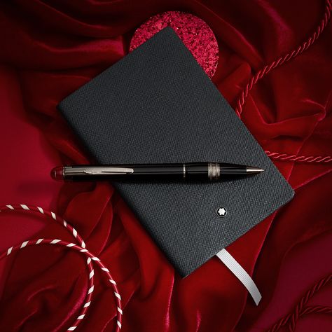 Cosy dark nights. Silence to think. The feeling of hibernating is not always a bad thing. Montblanc Set comes with StarWalker and Stationery. #Montblanc #ShareTheMagic Montblanc Bag, Luxury Gift Set, Dark Nights, Montblanc Pen, Midnight Black, Fountain Pens, Dark Night, Gift Sets, Writing Instruments