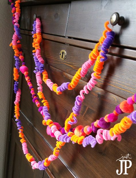 Pom-Pom-and-Chenille-Stem-Garlands-3 Kids Craft Party Ideas, Pipe Cleaner Garland, Fun Crafts For Adults, Fun Party Decor, Diy Halloween Garland, Diy Garlands, Do It Yourself Decoration, Carving Pumpkins, Pumpkin Carvings