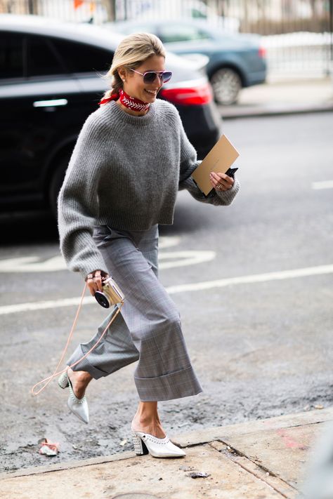 Photo 21 from Helena Bordon Grey Plaid Pants Outfit, Leandra Medine Style, Street Style New York, Fall Fashion Coats, Leandra Medine, Cool Girl Style, Spring Look, Looks Street Style, Gray Sweater