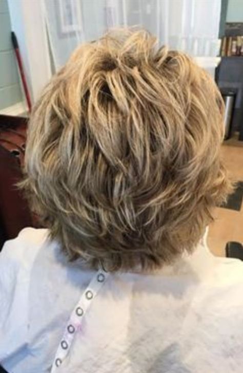 Feather Bob, Short Textured Haircuts, Hair Vanity, Haircut Idea, Haircuts For Frizzy Hair, Lisa Hair, Short Hair Back, Messy Bob Hairstyles, Cyndi Spivey