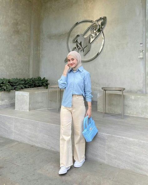 Ootd Warna Denim, Cream Outfit Hijab, Blue Hijab Outfit, Umroh Outfit, Outfit Hijab Ideas, Outfit Konser, Ootd Pinterest, Cream Outfit, Outfit Hijab Casual