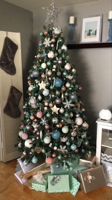 #christmas #pastel #tree #decorating #decor Christmas Pastel, Pastel Candy, Candy Theme, Tree Decorating, Green Christmas Tree, Christmas Goodies, Christmas 2020, Green Christmas, Christmas Decor