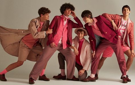 Men Editorial, Icon Magazine, Rose Music, Group Poses, Studio Photography Poses, Group Photography, Mens Editorial, Sandro Paris, Elegante Casual