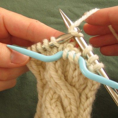 How To Cable Knit For Beginners, Free Cable Knitting Patterns, Knitting 101, Knitting Help, Knitting Tutorials, Knit Ideas, Cable Knitting, Scarf Knitting, Knitting Instructions