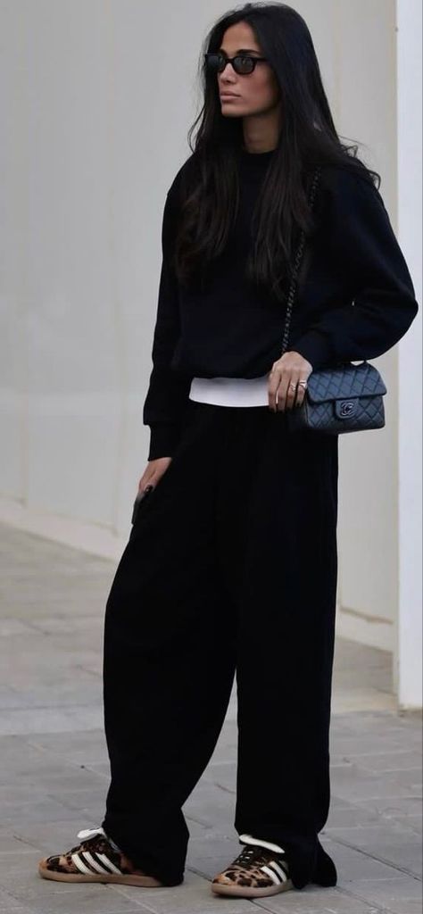 Street Style Trends 2023 Winter, Street Chic 2024, Black Trousers Outfit Street Style, Black Sporty Outfit, Simplicity Outfit, Comfortable Chic Outfits, 2024 Street Style, Stile Kendall Jenner, Street Style 2023