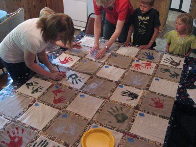 Family reunion quilts | Creative Chicks: Family Reunion Quilt Family History Ideas, Handprint Quilt, Family Reunion Crafts, Family Reunion Keepsakes, Family Reunion Activities, Family Reunion Pictures, Homemade Carnival Games, Reunion Decorations, Reunion Games