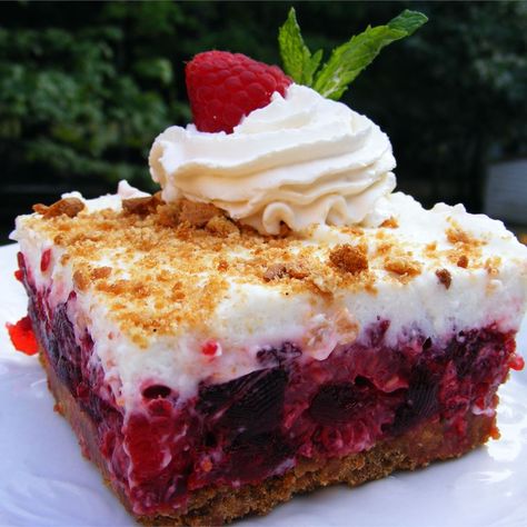 Raspberry Icebox Cake Pudding Salads, Raspberry Icebox Cake, Icebox Cake Recipes, Raspberry Desserts, Ice Cake, Chocolate Graham Crackers, Dessert Aux Fruits, Summer Cakes, Refreshing Desserts