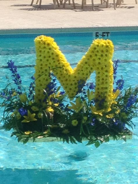 Floating centerpiece for pool Party Pool Decorations, Floating Pool Flowers, Floating Pool Decorations, Floating Flower Arrangements, Pool Wedding Decorations, Cuba Wedding, Pool Decorations, Poolside Wedding, Party Decorating Ideas