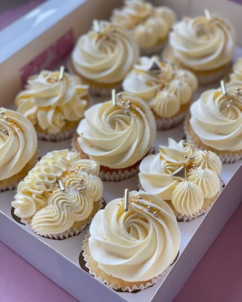 CREATED BY PETRA 👩🏻‍🍳 on Instagram: “Vanilla or Chocolate 🤔 #cupcake #cake #cupcakestagram #cupcakeart #cupcakedecorating #tasty #baking #treatbox #smashbox #cork #corkcity…” Pink Gold Cupcakes, New Year Cupcakes, Cupcake Icing Designs, Cupcake Branding, New Year's Cupcakes, Flower Piping, Gender Reveal Cakes, Icing Designs, 90th Birthday Cakes