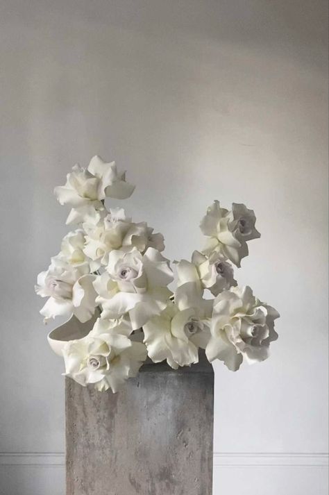 Ikebana With Roses, Frida Kim Flowers, Modern Elegant Wedding Flowers, Winter Wedding Arrangements, Modern Rose Arrangements, Modern Floral Bouquets, White Modern Floral Arrangement, Modern White Floral Arrangements, Modern White Bridal Bouquet