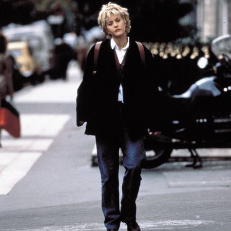 80s Movies Fashion, Meg Ryan Hairstyles, 90s Street Style, Tomboy Look, Grandma Fashion, Meg Ryan, New York Street, Fashion Books, Cut And Style