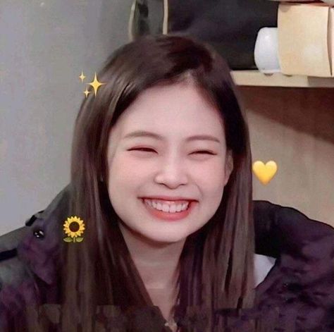 Jennie kim gummy smile 😻😀 so cute Blackpink Meme, Memes Blackpink, Blackpink Memes, Lisa Blackpink Wallpaper, Blackpink Funny, Jennie Kim Blackpink, Jennie Lisa, Kim Jisoo, Blackpink Photos