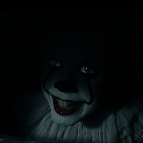 Pennywise 1990, Book Mood, Tattoo Expo, Scary Movie Characters, Losers Club, Detective Conan Wallpapers, Bill Skarsgard, Now And Then Movie, Scary Movie