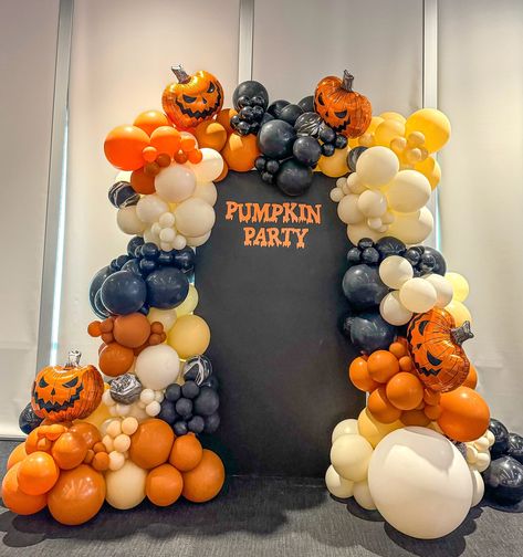 𝙷𝙰𝚅𝙴 𝙰 𝚂𝙿𝙾𝙾𝙺𝚃𝙰𝙲𝚄𝙻𝙰𝚁 𝙷𝙰𝙻𝙻𝙾𝚆𝙴𝙴𝙽! 🎃 #halloween #halloweenday #balloons #garland #pumkin #spooky #fall #season #spookyseason #balloondecor #orange #black #bats #pumkins #custom #backdrop #cute #scary #party #event #eventplanner #eventdecor #balloon Scary Party, Halloween Balloon, Arch Ideas, Spooky Fall, Halloween Balloons, Spooktacular Halloween, Pumpkin Party, Custom Backdrop, Halloween Celebration