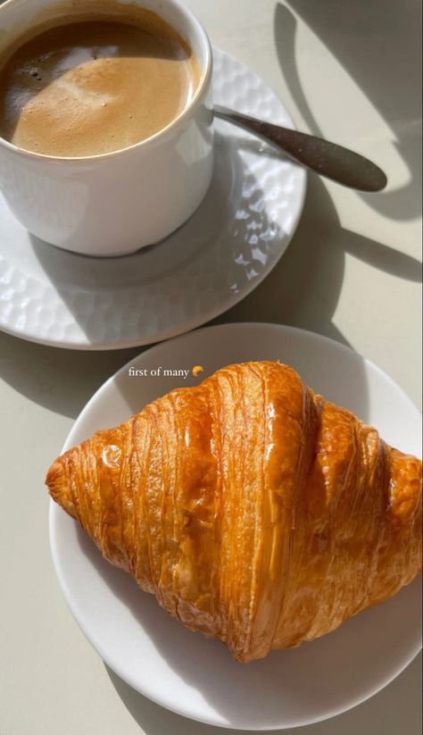 Coffee With Croissant, Croissant And Coffee Aesthetic, Croissant Aesthetic, Croissant And Coffee, Coffee And Croissants, Coffee Shop Aesthetic, Food Snapchat, Cafe Food, Food Cravings