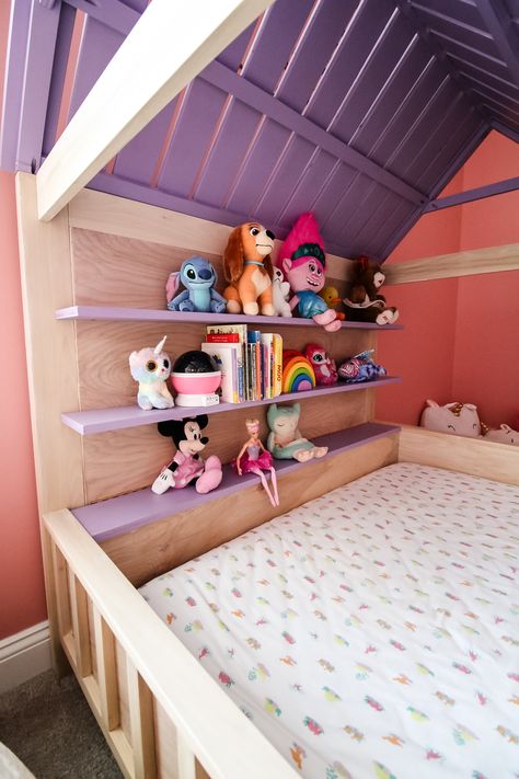 Shelves on kids house bed Diy Toddler House Bed, House Bed Plans, Diy House Bed, Kids House Bed, Diy Kids Bed, Toddler House, Loft Playroom, Toddler House Bed, Old Cribs