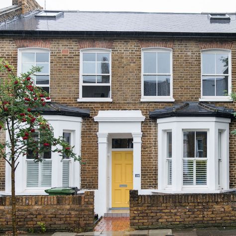 bright-and-fun-Victorian-home-in-south-London-7 Yellow Brick Victorian House Exterior, Victorian Front Garden Wall, Double Fronted House Uk, Double Fronted Victorian House, Victorian Terrace Exterior, Modern Victorian Homes Interior, Victorian Terrace Hallway, Victorian House London, Victorian Facade