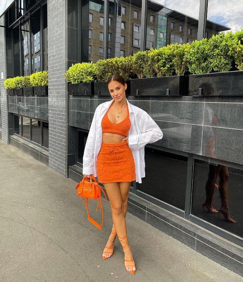 Outfit Ideas Orange, Orange Top Outfit, Walking Outfits, 2piece Outfits, Orange Outfit, Miniskirt Outfits, Ootd Summer, Night Out Outfit, Looks Chic