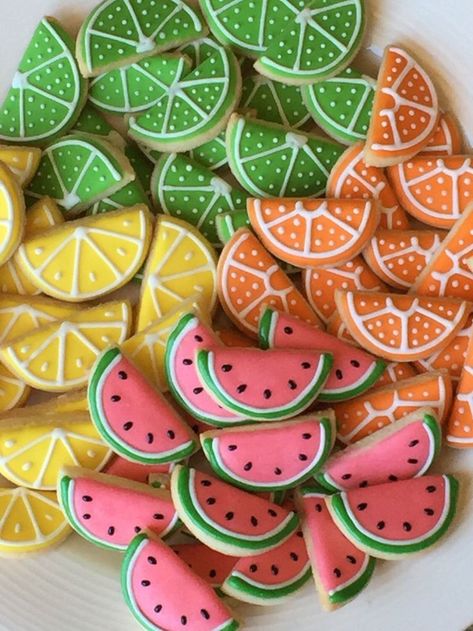 Cookie Decorating Ideas Summer, Fruits Party, Slice Cookies, Decorated Food, Twotti Fruity, Fruit Sugar Cookies, Summer Sugar Cookies, Royal Icing Decorated Cookies, Royal Iced Cookies