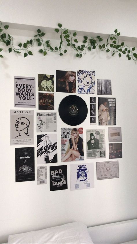 Bedroom Inspo Taylor Swift, Posters On Wall Bedroom Taylor Swift, Room Ideas Aesthetic Taylor Swift, Taylor Swift Themed Room Decor, Taylor Swift Wall Decor Ideas, Taylor Swift Room Inspiration, Taylor Swift Aesthetic Room Decor, Taylor Swift Dorm Room, Taylor Swift Bedroom Decor