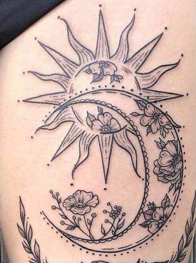 Traditional Tattoos Floral, Small Tattoos Minimalist, Attractive Tattoos, Sun And Moon Tattoos, Tattoo Sonne, Tattoos Quote, Tattoos Feminine, Tattoos Abstract, Tattoos Fine Line