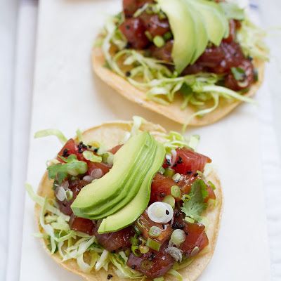 Spicy Ahi Poke Tostadas @keyingredient #honey #delicious Poke Tostadas, Seafood Tostadas, Spicy Ahi Poke, Poke Tacos, Tostadas Recipes, Hawaii Poke, Tuna Tostadas, Napa Cabbage Recipes, Tostadas Recipe