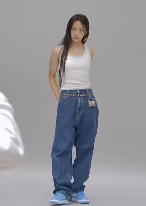 Minji Oufits Newjeans, Minji Outfits Kpop, Newjeans Outfits Kpop, New Jeans Outfit Kpop, Pretty Jeans, Outfits Sporty, Newjeans Minji, Kim Minji, Aesthetic Grunge Outfit