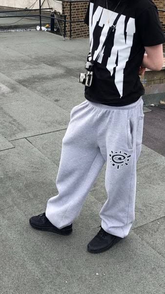 Uk Streetwear Men, Adwysd Joggers, Joggers Men Outfit, London Streetwear, Look Working Girl, Joggers Streetwear, Outfits Lazy, 90s Fashion Men, Black Men Street Fashion