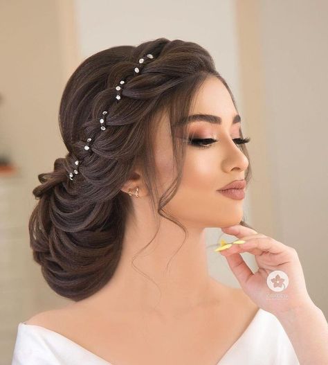 Modern Bridal Hairstyles, Russia Photography, Valentines Hairstyles, Sanggul Modern, Hairstyles For Gowns, Long Bridal Hair, Engagement Hairstyles, Bridal Hairdo, Bridal Hair Buns