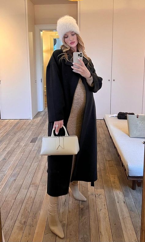 Rosie Huntington Whiteley Pregnant, Rosie Huntington Whiteley Style, The Row Bag, Gia Borghini, Parisian Aesthetic, Beige Boots, Boucle Coat, Fall Maternity, Rosie Huntington