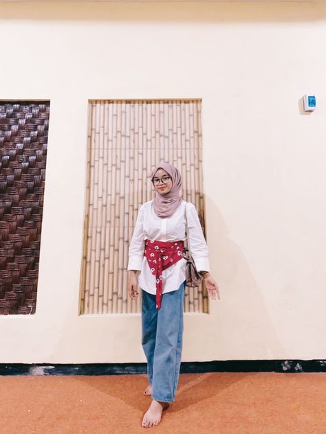 Obi belt, blouse putih, kulot jeans, fuchia, ootd hijab Obi Belt Hijab, Ootd Obi Belt, Ootd Obi Belt Hijab, Obi Belt Outfit, Waist Belt Outfit, Hijab Jeans, Belt Blouse, Casual Hijab, Casual Hijab Outfit