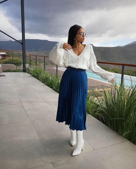 Pleated Skirt Winter Outfit, Blue Midi Skirt Outfit, Blue Pleated Skirt Outfit, Long Pleated Skirt Outfit, Skirt Winter Outfit, Pleated Skirt Winter, Midi Skirt Outfit Winter, Blue Skirt Outfits, Long Flared Skirt