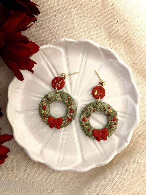 Dream Clay, Christmas Wreath Earrings, Clay Embroidery, Wreath Earrings, Clay Designs, Christmas Jewellery, Clay Christmas, Polymer Clay Christmas, Clay Design