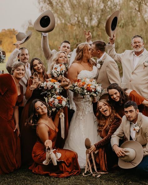 Terracotta Western Wedding Groomsmen, Fall Wedding Colors October Bridal Party, Maroon Groomsmen Attire Rustic, Groomsmen Attire Western Wedding, Western Fall Wedding Groomsmen, Rustic Country Groomsmen Attire, Rust Country Wedding, Boho Wedding Attire For Men, Western Wedding Burnt Orange