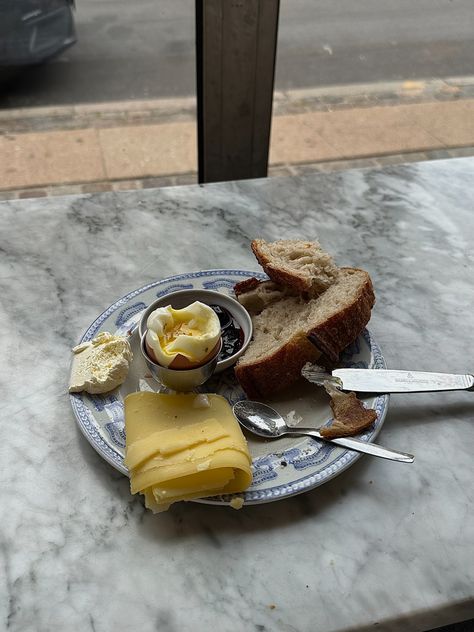 Breakfast In Copenhagen, Danish Style Fashion Copenhagen, Danish Breakfast Aesthetic, Breakfast Plate Aesthetic, Scandi Breakfast, Copenhagen Breakfast, Aesthetic Cafe Food, Scandinavian Breakfast, Danish Breakfast