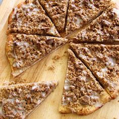 Cinnamon streusel dessert pizza--I'm going to try this with crescent rolls Streusel Dessert, Superbowl Recipes, Dessert Pizza Recipes, Cinnamon Desserts, Cinnamon Streusel, Dessert Pizza, 100 Calories, Eat Dessert First, Yummy Sweets