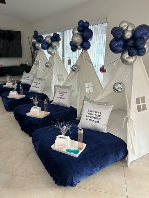 Taylor swift sleep over ideas Teen Sleepover, Taylor Swift Birthday Party Ideas, Teepee Party, Sleepover Activities, Taylor Swift Party, Taylor Swift Birthday, Fun Sleepover Ideas, Taylor Swift Tour Outfits, Birthday Party For Teens