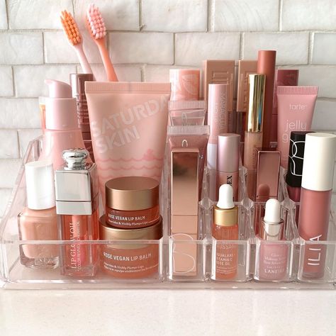 Pink Products, Beauty Aesthetic, Care Aesthetic, Grunge Room, Makeup Pictures, Aesthetic Makeup, Skin Makeup, Skincare Products, Lip Balm