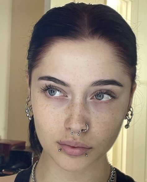 Piercings Women Facial, Silver Face Piercings, Cool Facial Piercings, Brow Piercing Women, Multiple Face Piercings, Face Peircing, Nose Piercing Nostril, Facial Piercings Aesthetic, Face Piercing Ideas