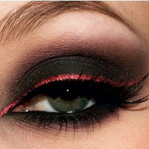 Darth Vader Makeup, Trucco Smokey Eye, Star Wars Makeup, Eye Makeup Cut Crease, Red Eyeliner, Black Smokey Eye, Black Smokey, Eye Makeup Styles, Kesha