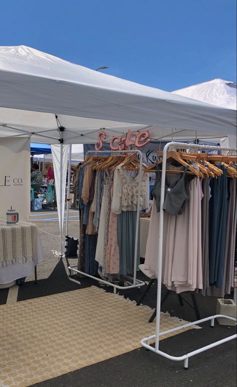 Vintage Markets Display, Small Business Clothing, Vendor Booth Display, Market Stands, Waikiki Hawaii, Craft Booth Displays, Concept Photography, Vendor Booth, Clothing Displays