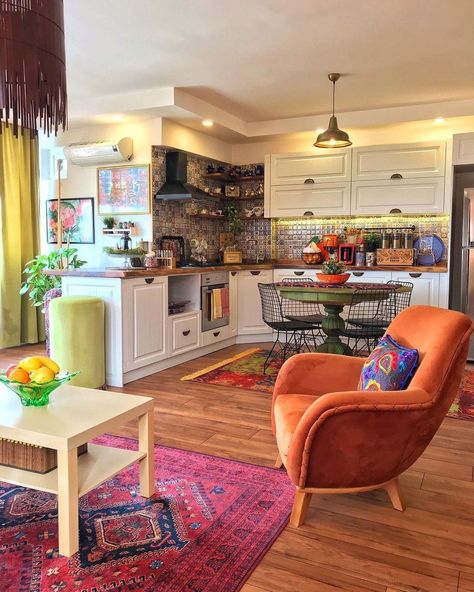 Open Concept Maximalism, Colorful Kitchen And Living Room, Eclectic Kitchen Dining Room Combo, Cool Home Decor Weird, Eclectic Home Interior, Pop Of Color Kitchen, Eclectic Kitchen Ideas, Casa Rock, Eccentric Kitchen