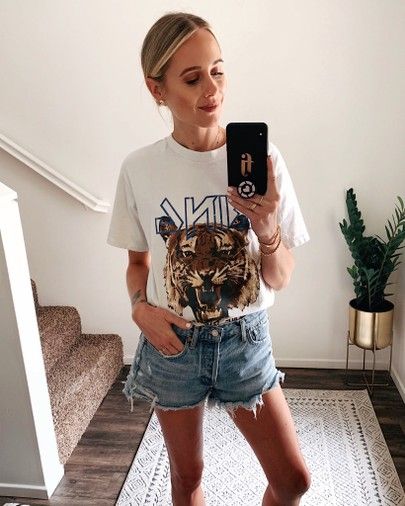 Anine Bing T Shirt, Anine Bing Tshirt Outfit, Anine Bing Style, Saturday Fashion, Jackson Instagram, Closet Revamp, T Shirt Business, Concert Ideas, Icon Style