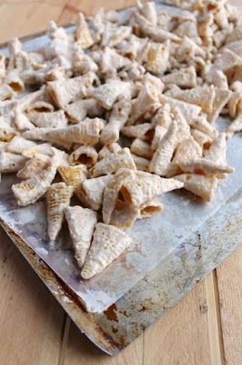 White chocolate bugles are the perfect mix of sweet and salty. If you start munching, beware: it will be hard to stop! #snacks #food Bugles Snack Mix Recipes, Chocolate Bugles, Bugles Snack Mix, Cereal Mixes, Cookie Dip, Millionaire Pie, Vbs Snacks, Deserts Recipes, Christmas Eats