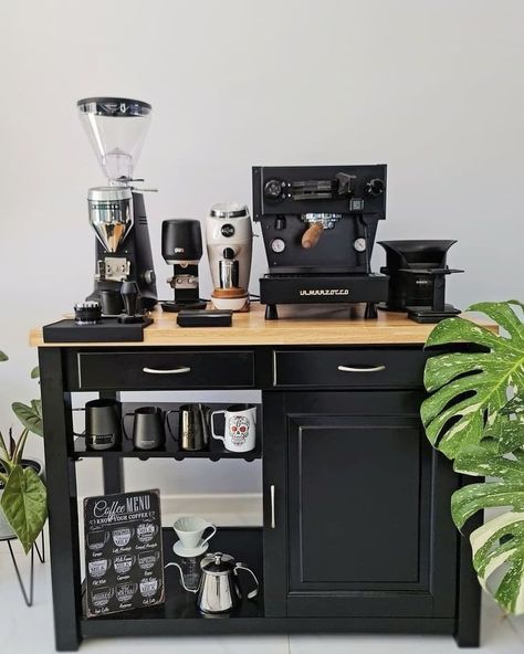 Freshlygrinded ☕ on Instagram: “Home Barista Dreams😍 Quality Coffee Machines paired with Cafe Performance Grinders to brew amazing Espresso 📸: @baristadaz ______________…” Cafe Coffee Day, Coffee Machine Kitchen, Home Barista, Coffee Station Kitchen, Brew Bar, Coffee Nook, Coffee Bar Home, Coffee Equipment, Coffee Menu